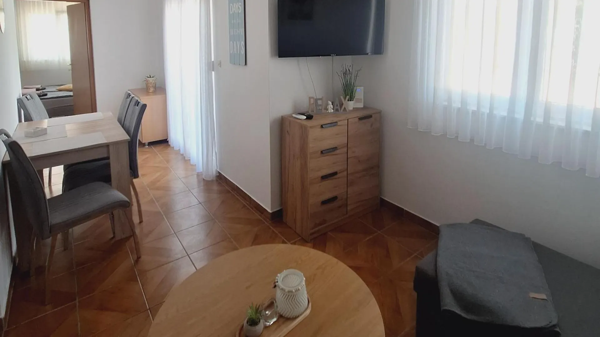 Πανσιόν Apartman Laura Vir